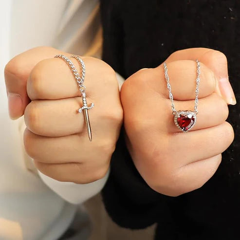 Collar Corazón & Espada 4x1 – Amor y Protección Eterna
